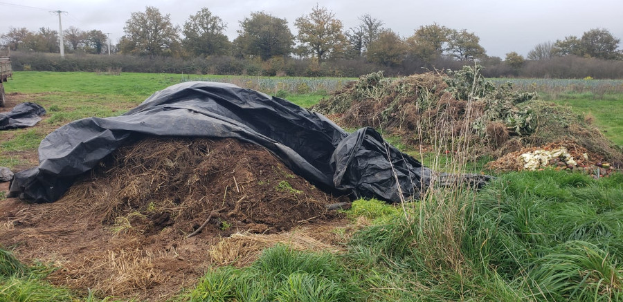 Compost auto-produit sur la ferme ©Alexandre Barrier-Guillot